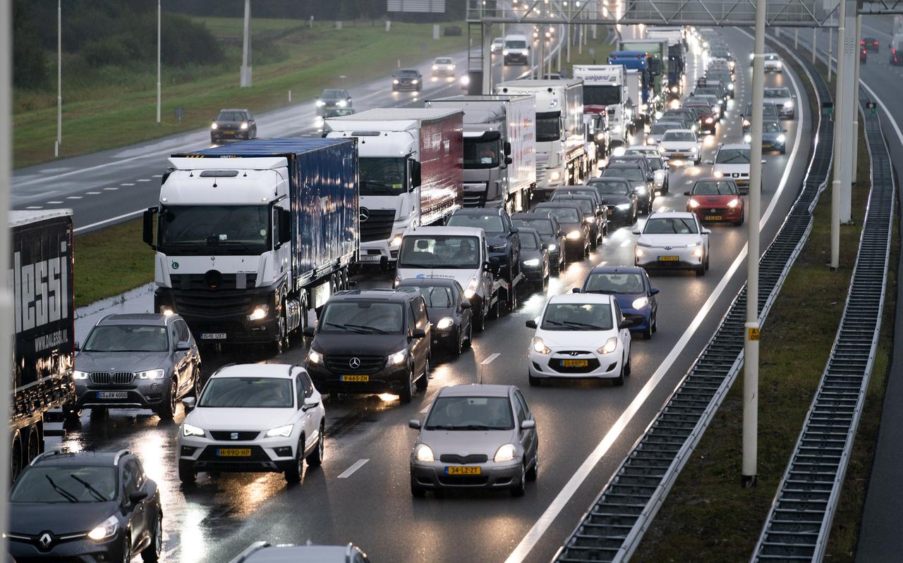 Door de omschakeling naar elektrisch, stoot de mobiliteitssector in Nederland minder stikstof uit. Maar er zijn ook voordelen voor de leefomgeving en het klimaat. 