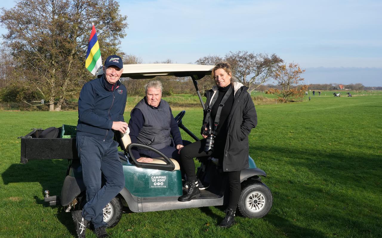 Guus Hiddink met Rick Nieman (links) en Sacha de Boer op de tijdelijke golfbaan van Golfclub Terschelling. 