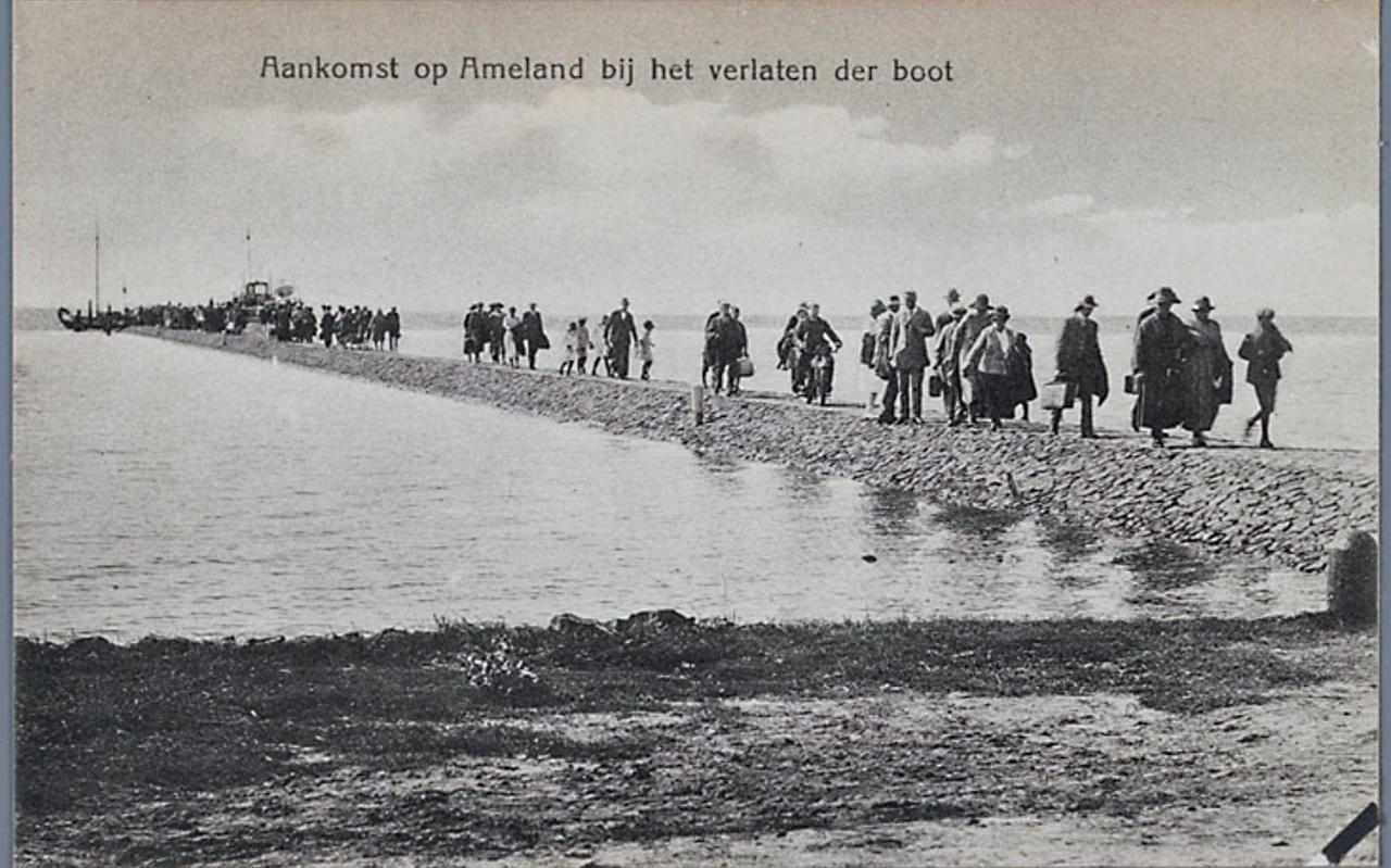 De overtocht naar Ameland was tussen 1910 en 1930 al comfortabeler dan in 1895, toont deze ansichtkaart