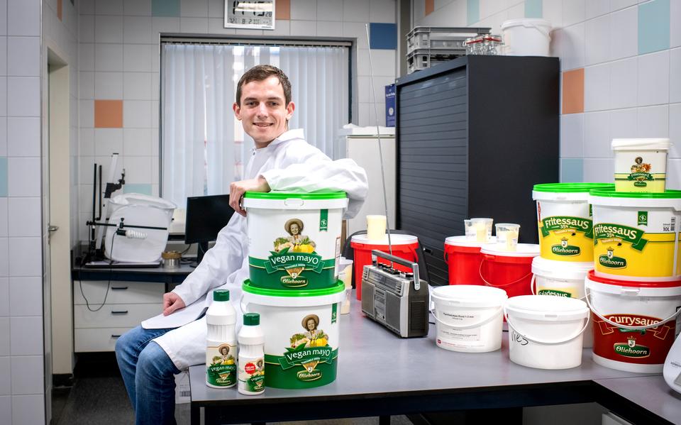 Symon Overing maakt tijdens zijn stage bij Oliehoorn een veganistische mayonaise die nu in productie is genomen.