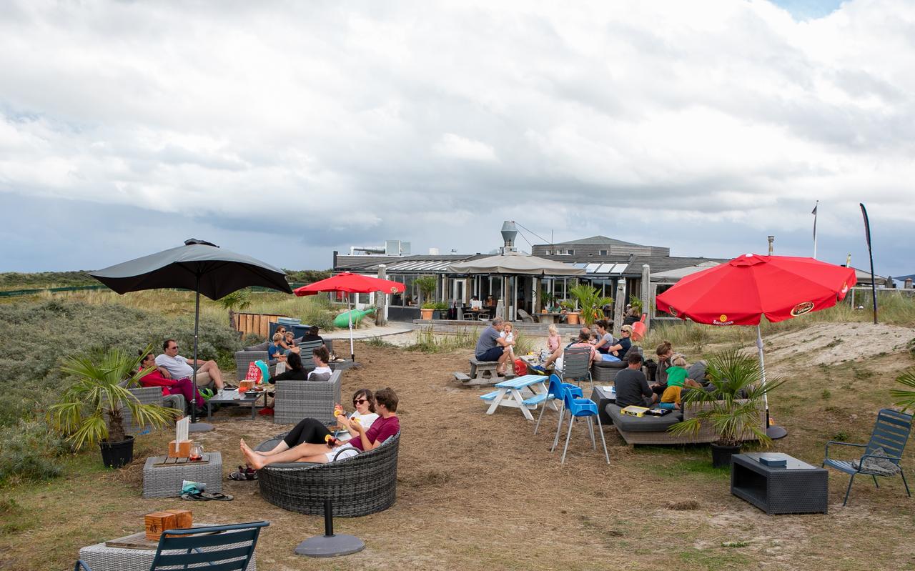 Gasten op het terras van standpaviljoen De Marlijn op Schiermonnikoog. De Marlijn bezorgde een tijd lang ook maaltijden op het eiland. Gasten op het terras van standpaviljoen De Marlijn op Schiermonnikoog. De Marlijn bezorgde een tijd lang ook maaltijden op het eiland.