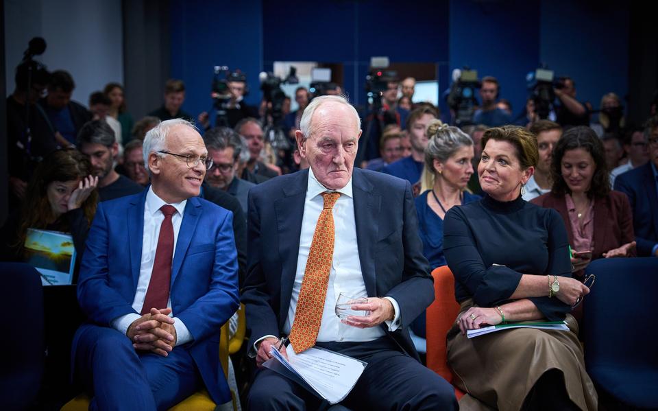 Johan Remkes tussen minister van landbouw Piet Adema en minister voor natuur en stikstof Christianne van der Wal, na afloop van de presentatie van zijn stikstofrapport op 5 oktober in Den Haag. Foto ANP/PHIL NIJHUIS
