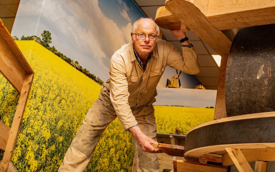 Molenaar Clemens Brouwer leegt het bakje met koolzaadpulp, het essentiële deel van de oliemolen. De Phenix op Ameland kan sinds eind 2022 weer olie kan maken. 