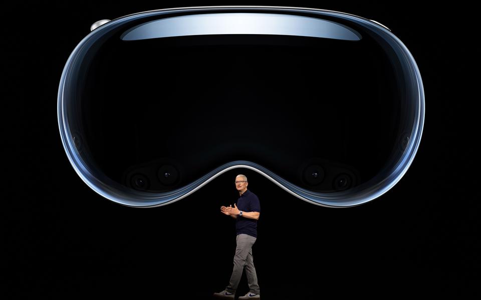 CEO Tim Cook introduceert de Vision Pro, de vr-bril van Apple.