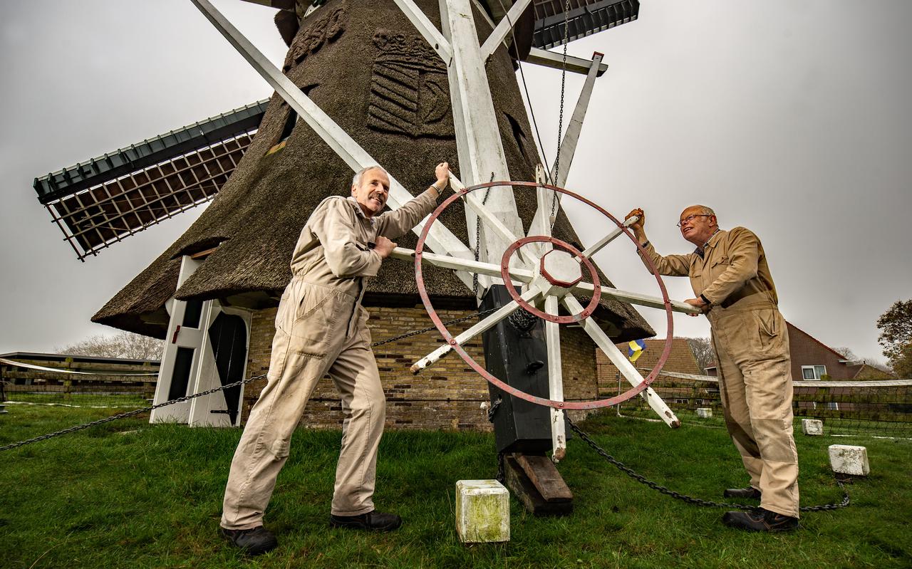 Molenaar en leermeester Clemens Brouwer (rechts) draait samen met collega-molenaar Andries Polet aan het kruirad van De Phenix. Hiermee worden de wieken in de juiste positie ten opzichte van de wind geplaatst. 