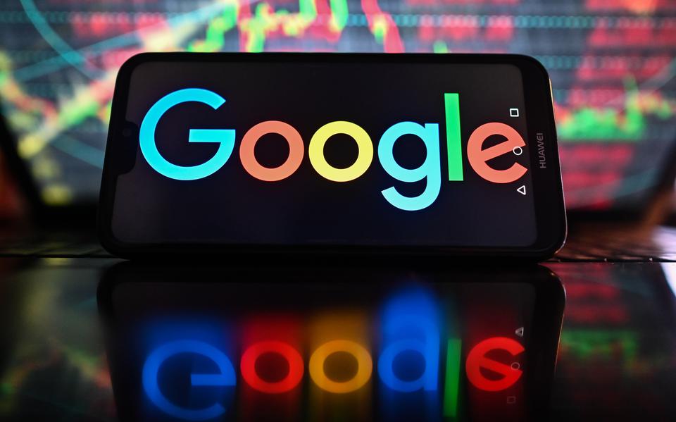 Google heeft zo goed als het monopolie op zoeken op internet. In Nederland gaat 92 procent van de zoekopdrachten via het platform.