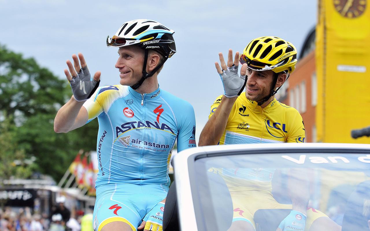 Vincenzo Nibali wordt in augustus 2014 met zijn secondant Lieuwe Westra in Surhuisterveen, voorafgaande aan de jaarlijkse Profronde, gehuldigd voor het winnen van de gele trui in Tour de France, een week eerder.