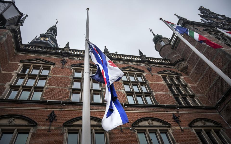 De Friese vlag halfstok bij het Academiegebouw in Groningen.