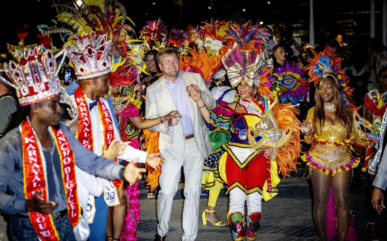 Koning Willem-Alexander tijdens het carnaval op Curaçao.