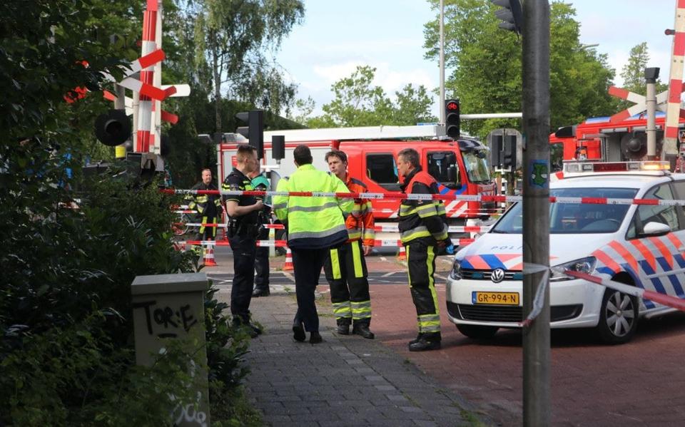 Verstoring in treinverkeer tussen Groningen en Leeuwarden door ongeluk bij spoorwegovergang. Verstoring in treinverkeer tussen Groningen en Leeuwarden door ongeluk bij spoorwegovergang.
