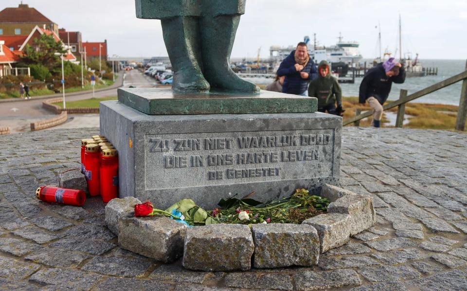 Bloemen bij het Zeeliedenmonument op Terschelling een paar dagen na het ongeluk.
