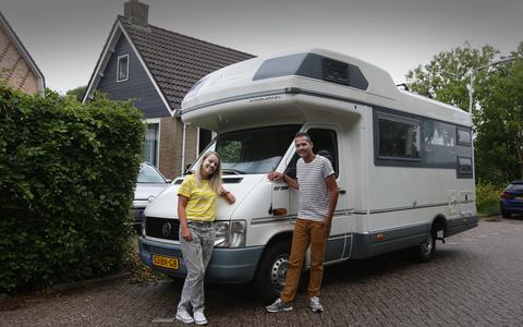 Sonja Onclin en Tim Oudkerk Pool bij de camper waarmee ze binnenkort op reis gaan. Die staat bij hun tijdelijke adres in Britsum. 	