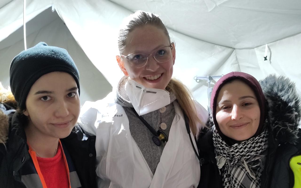 Annemieke Boendermaker (midden) met Tugba (links) en Fatma. Boendermaker: ,,Ik keek de vrouwen 's nachts na in het noodhospitaal. Zij vertelden over hun werk, de zaal met alle dode mensen en het identificeren van hen."