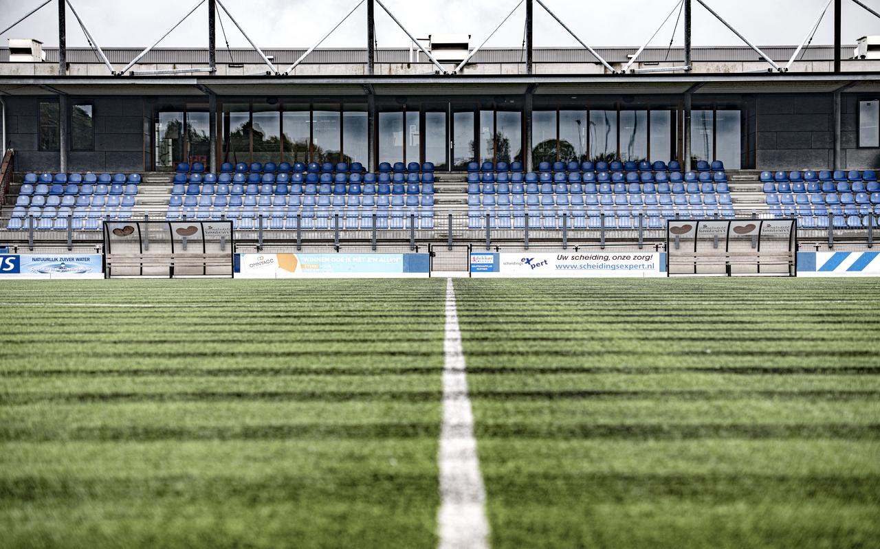 Het Wiarda-complex van Blauw Wit '34 in Leeuwarden, waar het er zaterdag zo stevig aan toe ging. Het Wiarda-complex van Blauw Wit '34 in Leeuwarden, waar het er zaterdag zo stevig aan toe ging.