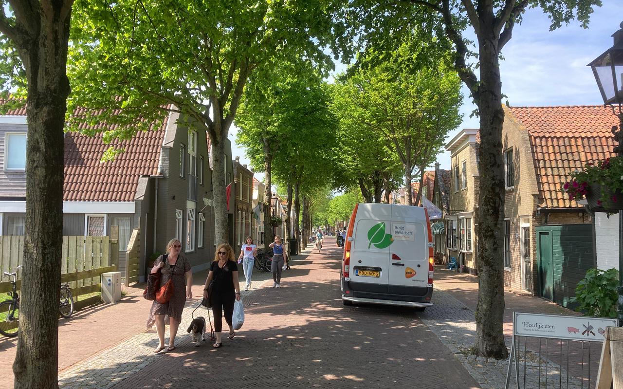 De pakketbezorger heeft een ontheffing voor parkeren langs de Dorpsstraat op Vlieland. 