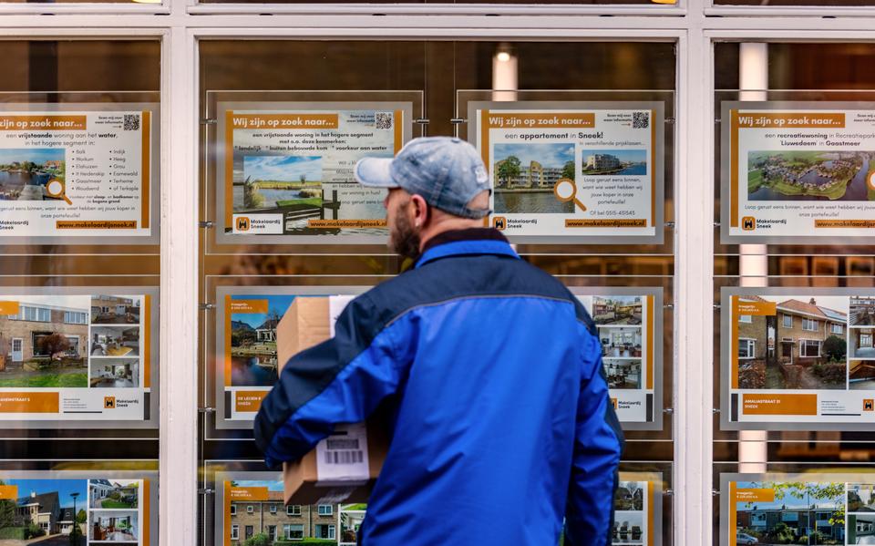 De huizenprijzen dalen dit jaar harder dan ABN Amro eerder verwachtte.