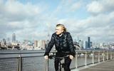  Christiaan Triebert op de fiets in New York.