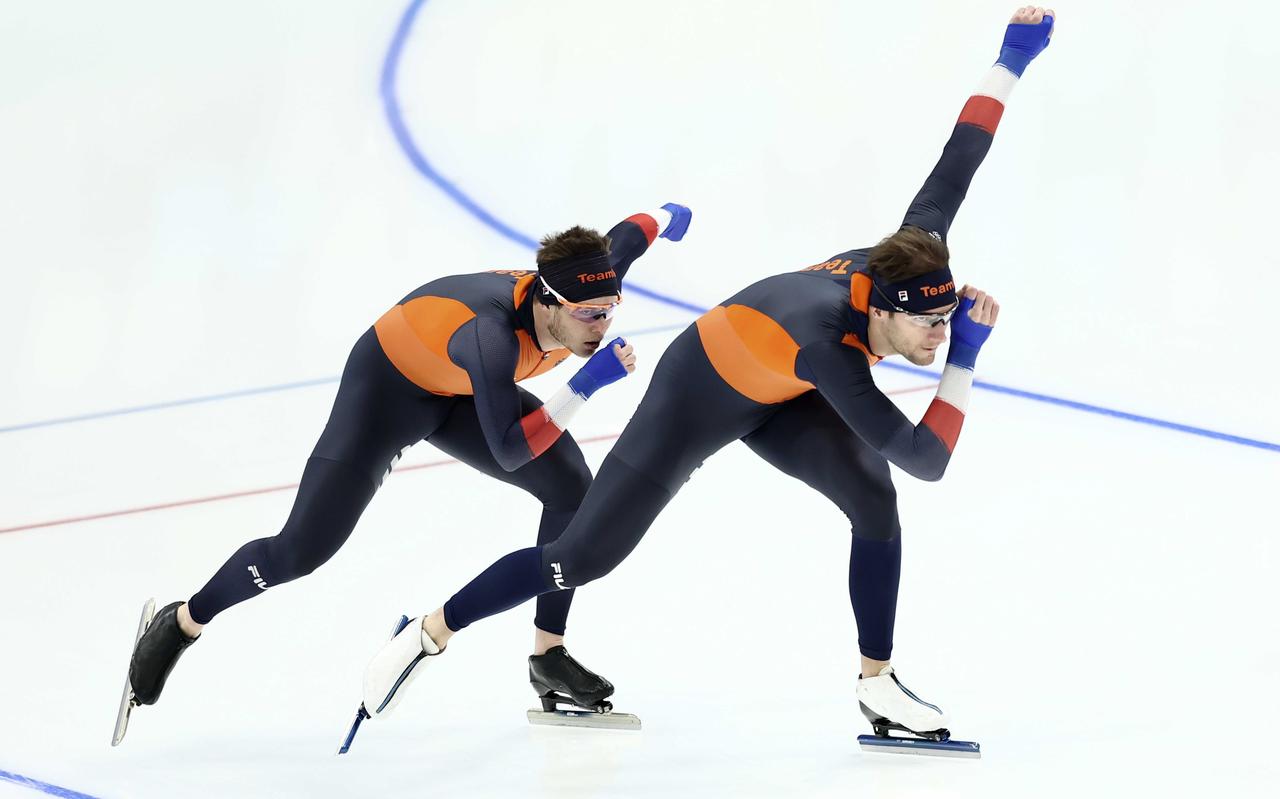 Schaatsers Marcel Bosker en Thomas Krol (l-r) tijdens een training op de langebaan voor de 1500 meter die dinsdag wordt geschaatst. Schaatsers Marcel Bosker en Thomas Krol (l-r) tijdens een training op de langebaan voor de 1500 meter die dinsdag wordt geschaatst.