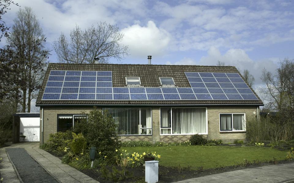 Een archieffoto van de Leeuwarder Courant. Het Fûns Skjinne Fryske Enerzjy hoopte via BigSolar 18.000 panelen op Friese daken te krijgen.