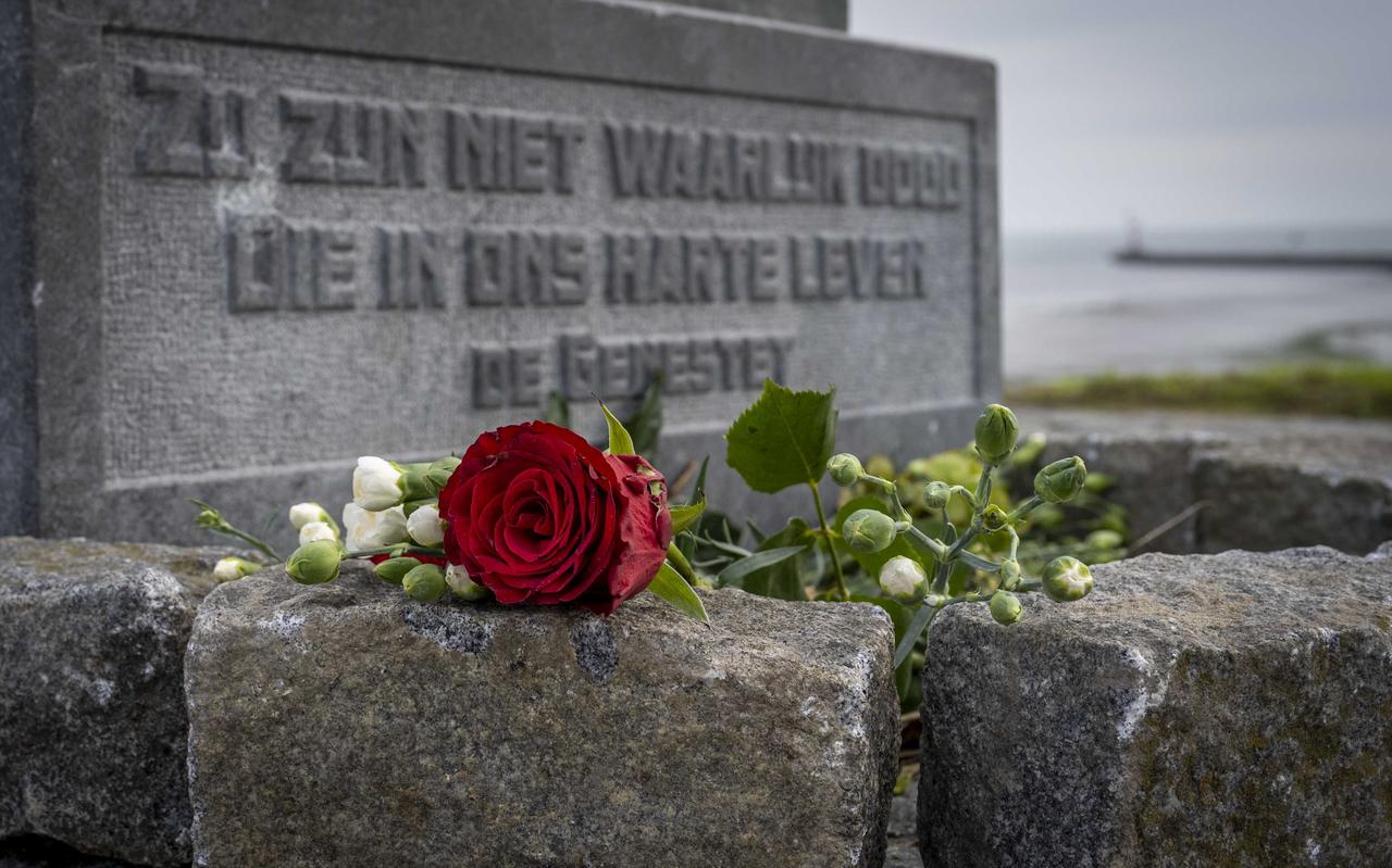 Bloemen bij het Zeeliedenmonument na het bootongeluk bij Terschelling. Bloemen bij het Zeeliedenmonument na het bootongeluk bij Terschelling.