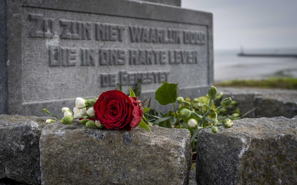 Bloemen bij het Zeeliedenmonument na het bootongeluk bij Terschelling.