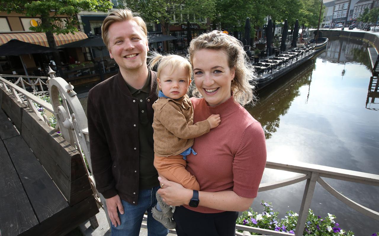Uitgezette diplomaat Joost Bunk, met vrouw Eline en dochter Linde Vere in Leeuwarden.