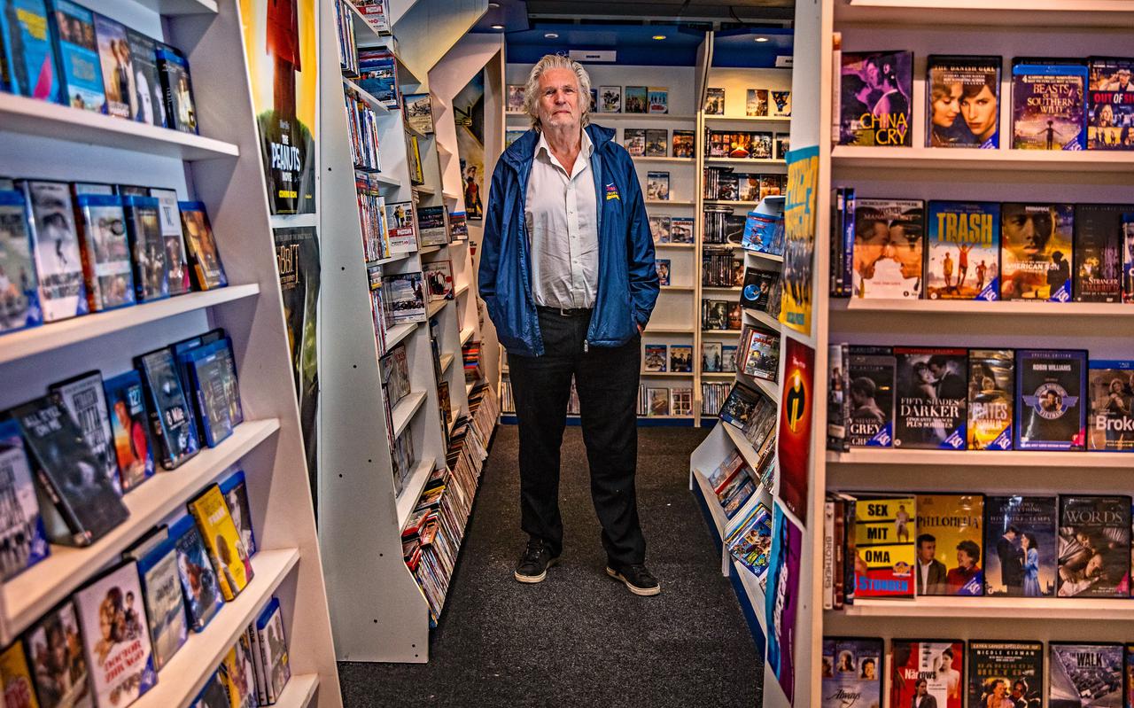 Bert Holtrop, een van de laatste videotheekbazen, staat in zijn winkel in Sneek.