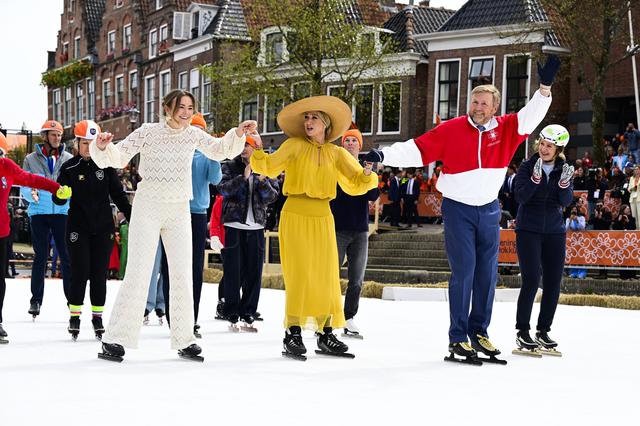 Hoe kwam de koning aan dat retro elfstedenjasje in Dokkum en wie heeft het ontworpen?