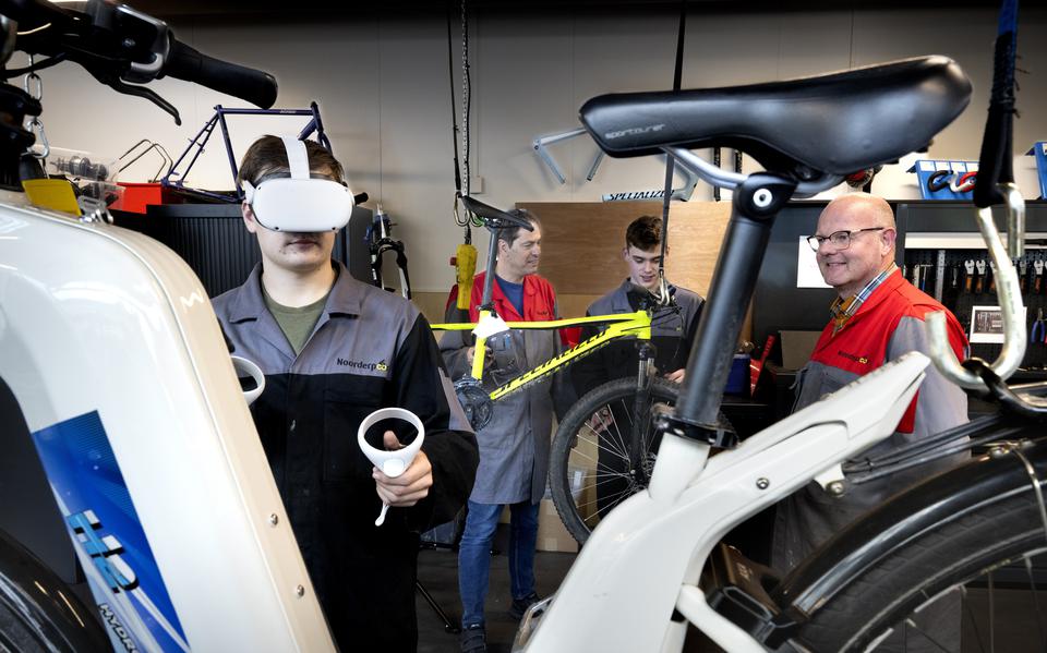 Studenten leren (onder andere) met een VR-bril fietsen repareren bij de afdeling Fietstechniek van Noorderpoort.