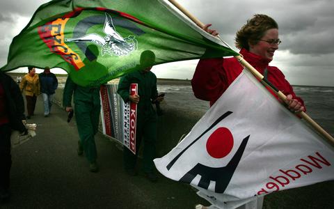 Een actie in Harlingen van de Waddenvereniging en Greenpeace tegen de winning van Waddengas, in 2004. 