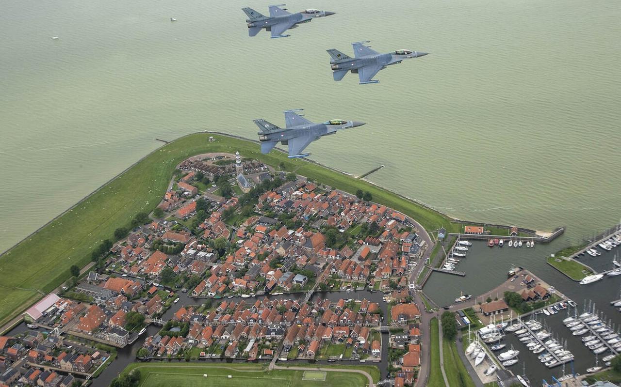 Drie F-16's vlogen in 2021 vanwege hun naderende afscheid van Vliegbasis Leeuwarden een rondje langs de Friese elf steden. Op deze foto zijn ze boven Hindeloopen.