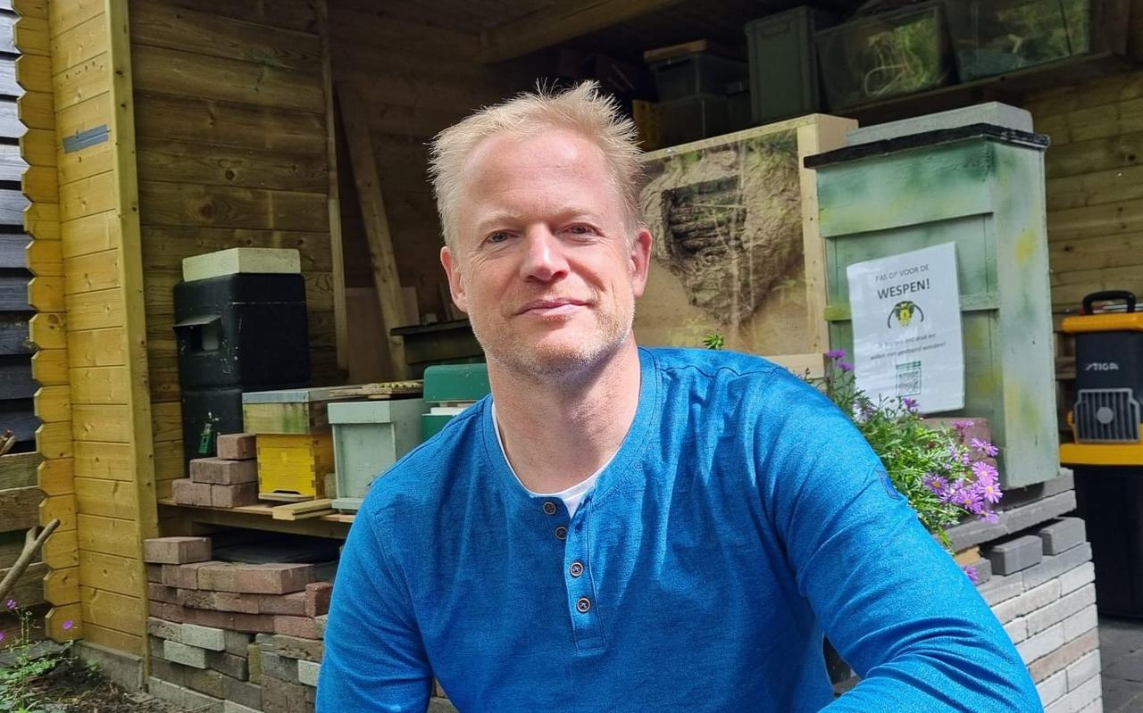 Sjoert Fleurke uit Groningen met zijn wespenkasten op de achtergrond. 