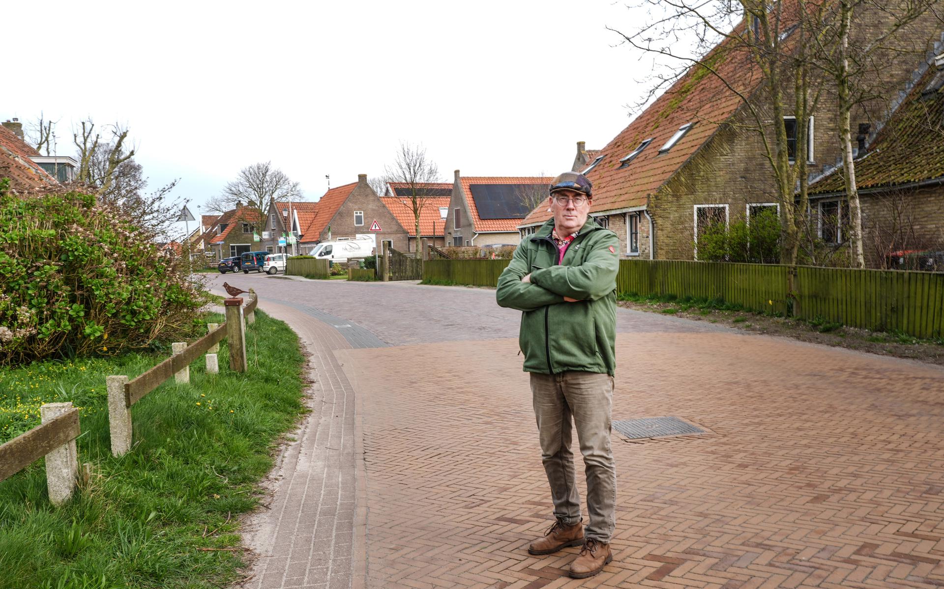Cees Spanjer op de weg door Lies. Rechts staat zijn huis en veehouderij. 
