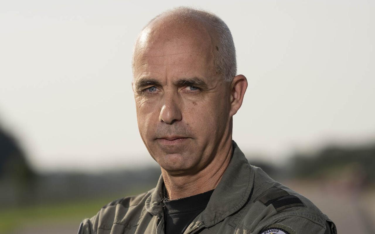 Johan van Deventer op de Leeuwarder vliegbasis. 'Je bent uren maanden dagen jaren bezig aan een goed imago te werken maar door zoiets kan het ook snel weer afgebroken worden' Johan van Deventer op de Leeuwarder vliegbasis. 'Je bent uren maanden dagen jaren bezig aan een goed imago te werken maar door zoiets kan het ook snel weer afgebroken worden'