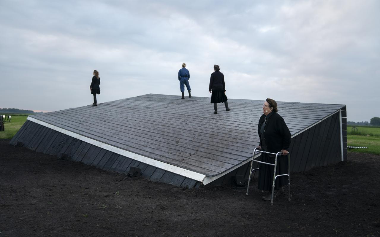 De film 'Mestmoeders' van PeerGroup ging dit weekend in première, binnenkort is de muzikale voorstelling ook live te zien. De film 'Mestmoeders' van PeerGroup ging dit weekend in première, binnenkort is de muzikale voorstelling ook live te zien.