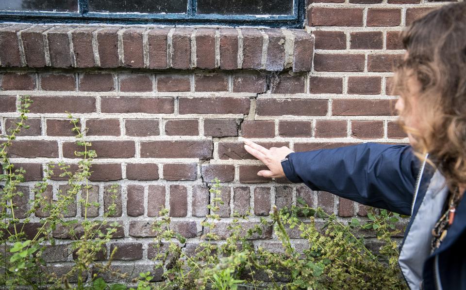 Een scheur in een muur door verzakkingen. 