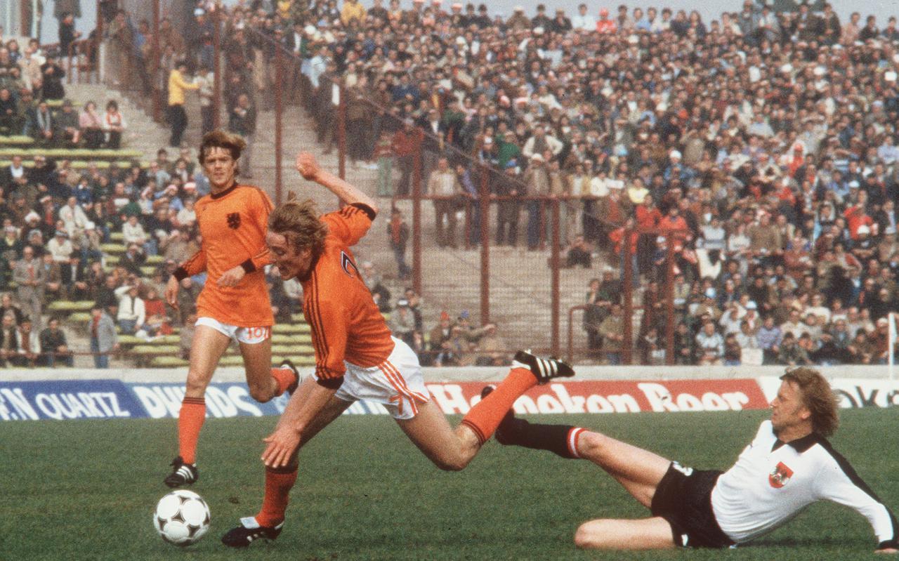 Piet Wildschut ontwijkt op 14 juni 1978 een tackle tijdens het WK-duel Nederland-Oostenrijk (5-1). Links Johnny Rep. 