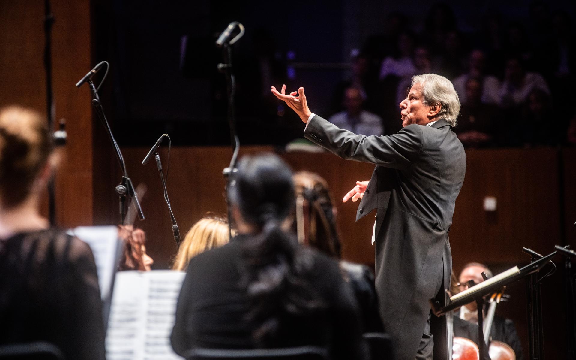 Dirigent Hartmut Haenchen tijdens het inauguratieconcert van het NNO.