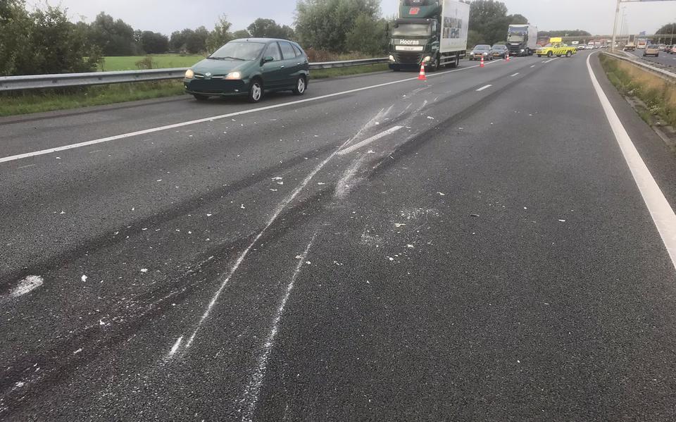 Ongeluk laat sporen na op wegdek A7 bij Drachten, verkeer over vluchtstrook.