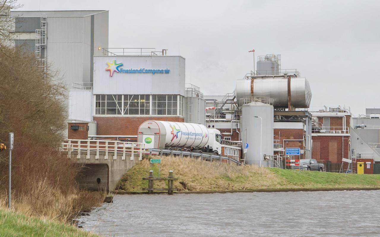 Een melkwagen brengt melk naar de zuivelfabriek van FrieslandCampina in Gerkesklooster.  