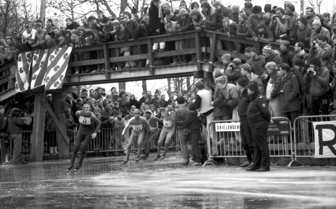 Elfstedentocht 1985: Een kwartet rijders bij het nemen van het bruggetje in Bartlehiem. Voorop rijdt Rein Jonker uit Wytgaard, die wordt gevolgd door Hans Bouma uit Dronten. Achteraan met nummer 91 rijdt Jan Roelof Kruithof.