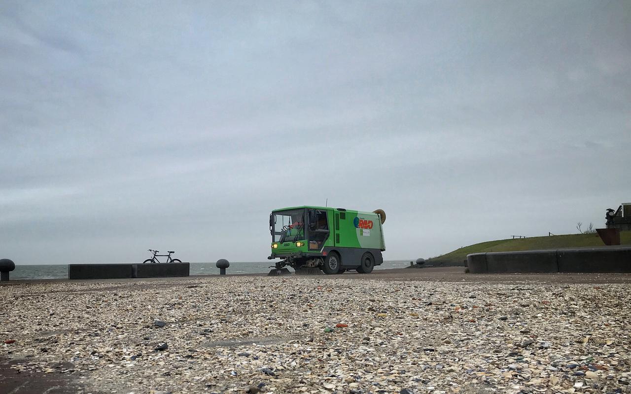 Een bezemwagen veegt schelpen in de haven van Vlieland. Een bezemwagen veegt schelpen in de haven van Vlieland.