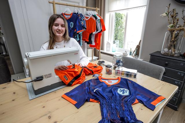 Myla (23) uit Groningen gaat viraal met zelfgemaakte WK-shirts. ‘Binnen een paar minuten uitverkocht