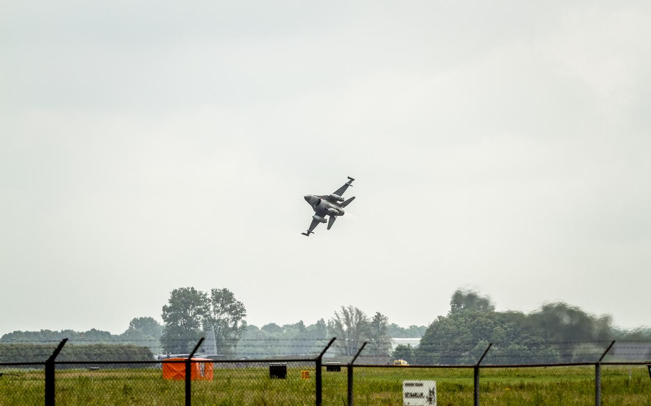Een F-16 boven Vliegbasis Leeuwarden.