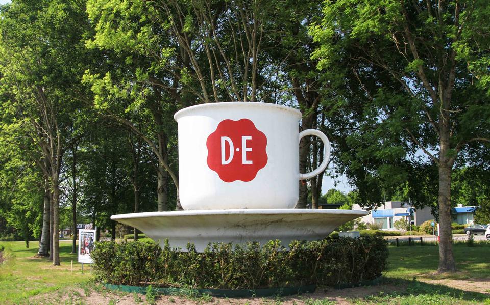 De kop en schotel van Douwe Egberts bij een rotonde in Joure. 