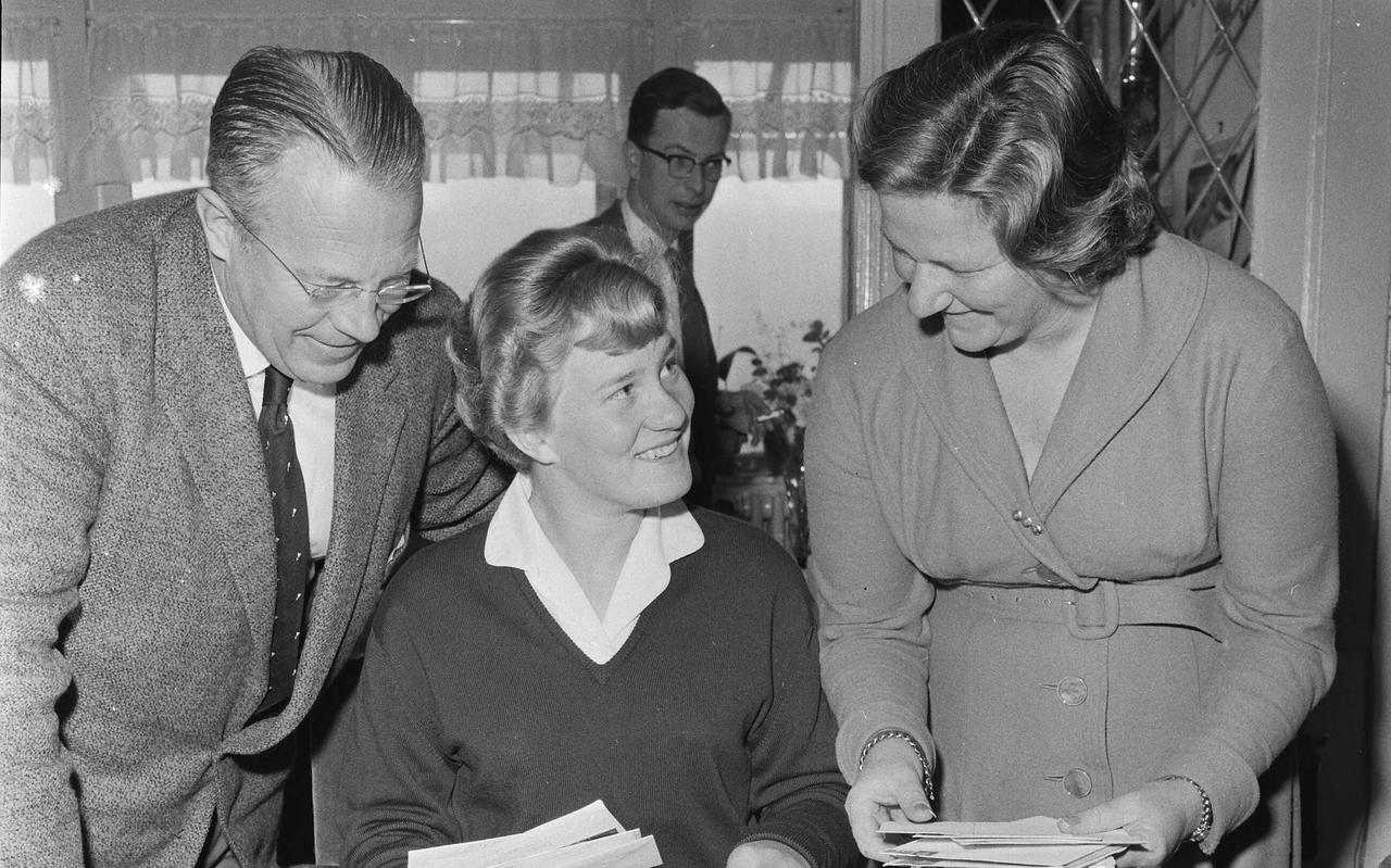 Sjoukje Dijkstra een dag thuis na de Europese Kampioenschappen in Garmisch, Sjoukje Dijkstra bekijkt met haar vader en moeder de post (1960).