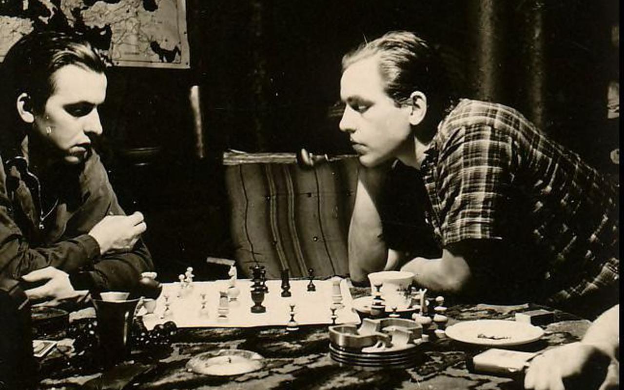 Twee onderduikers aan het schaken tijdens de bezetting. Foto NIOD