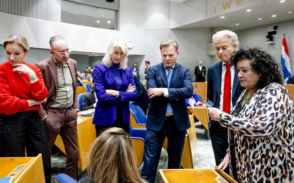 Overleg tussen onder andere Dilan Yesilgöz (VVD), Pieter Omtzigt (NSC), Geert Wilders (PVV) en Caroline van der Plas (BBB) tijdens een schorsing van een debat in de Tweede Kamer.