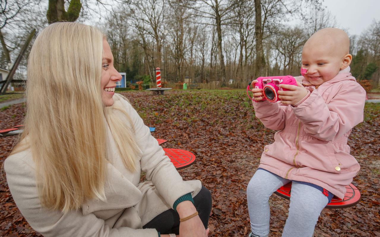 Maaike de Boer en haar nichtje Allexa hebben allebei kanker met uitzaaiingen. Maaike de Boer en haar nichtje Allexa hebben allebei kanker met uitzaaiingen.