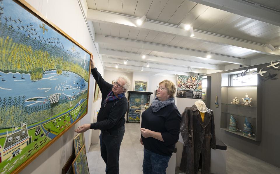 Bestuurslid Oege Hiddema en zijn vrouw Mieke bij een recent geschonken schilderij met daarop de afbeelding van de Friese vaart Wijde Murk (Wiide Moark). De vrijwilligers brengen het museum in gereedheid voor de opening.
